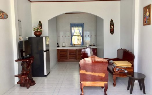 Two bedroom house right on the Maenam beach