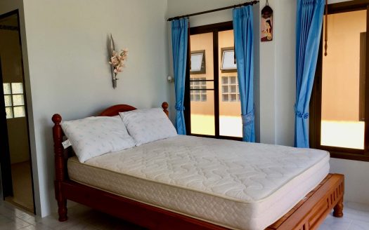 Two bedroom house right on the Maenam beach