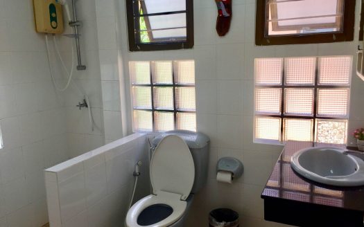 Two bedroom house right on the Maenam beach