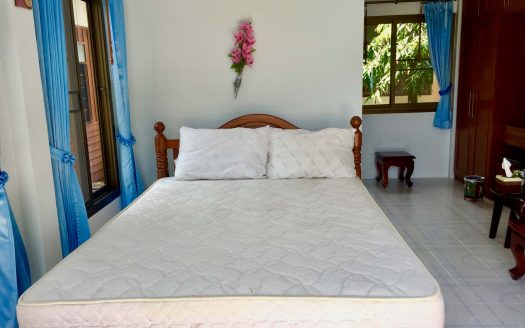 Two bedroom house right on the Maenam beach