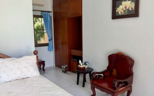 Two bedroom house right on the Maenam beach