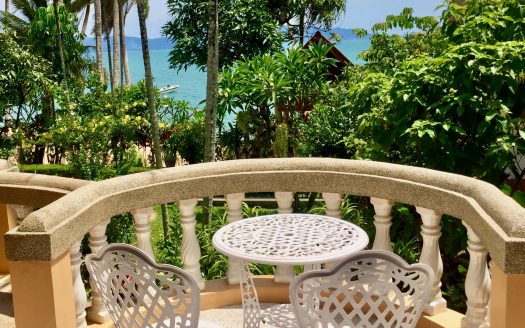 Two bedroom house right on the Maenam beach