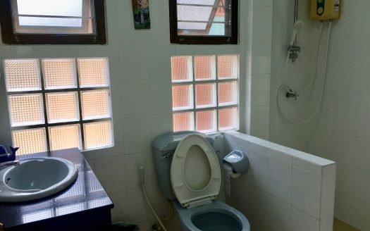 Two bedroom house right on the Maenam beach