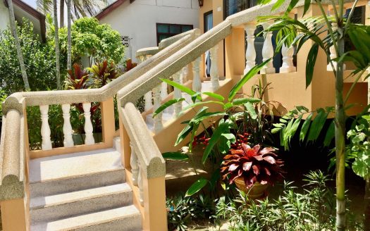 Two bedroom house right on the Maenam beach