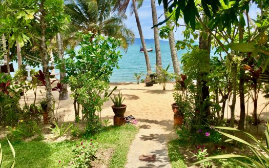Two bedroom house right on the Maenam beach
