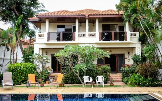 Two-storey townhouse with 2 bedrooms for rent in Samui
