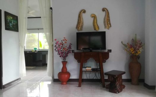 House with a beautiful garden near Maenam beach