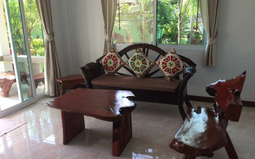 House with a beautiful garden near Maenam beach