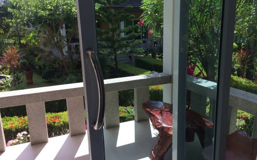 House with a beautiful garden near Maenam beach