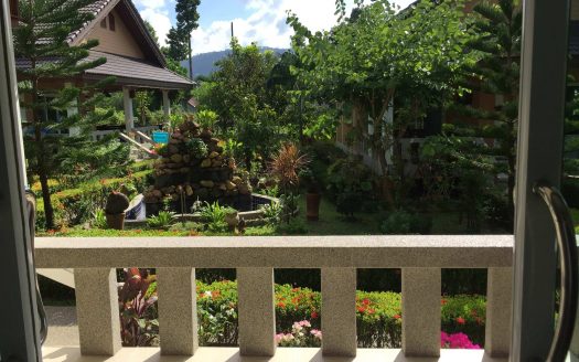 House with a beautiful garden near Maenam beach