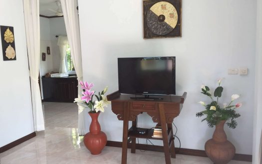 House with a beautiful garden near Maenam beach