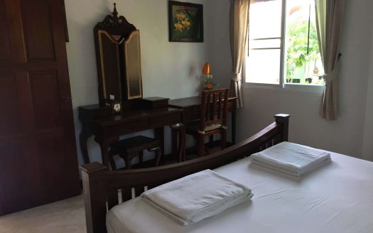 House with a beautiful garden near Maenam beach