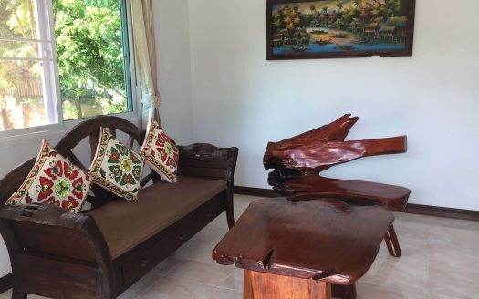 House with a beautiful garden near Maenam beach