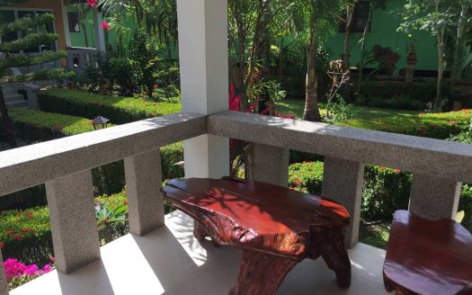 House with a beautiful garden near Maenam beach