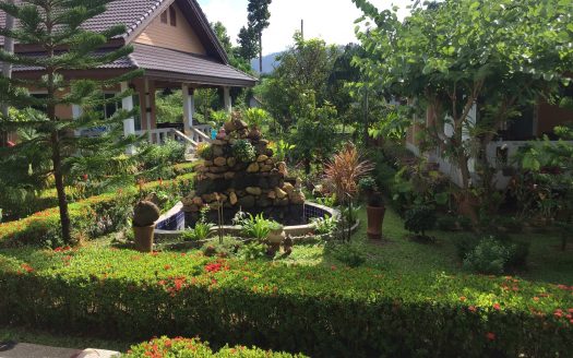 House with a beautiful garden near Maenam beach