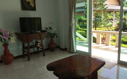 House with a beautiful garden near Maenam beach