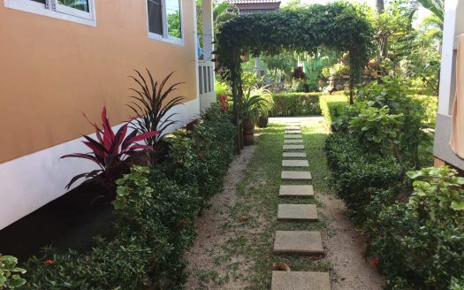 House with a beautiful garden near Maenam beach