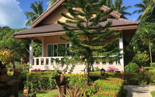 House with a beautiful garden near Maenam beach
