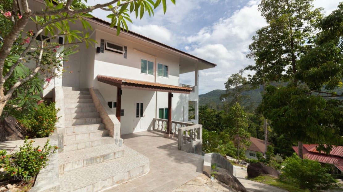 Three-Bedroom Villa with Lamai View for Rent in Samui
